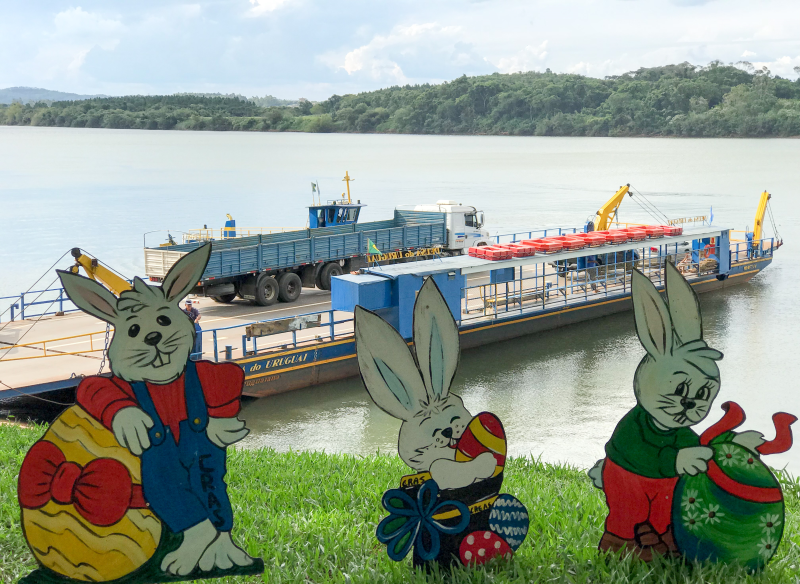 Cartões postais da cidade são decorados para receber a Páscoa